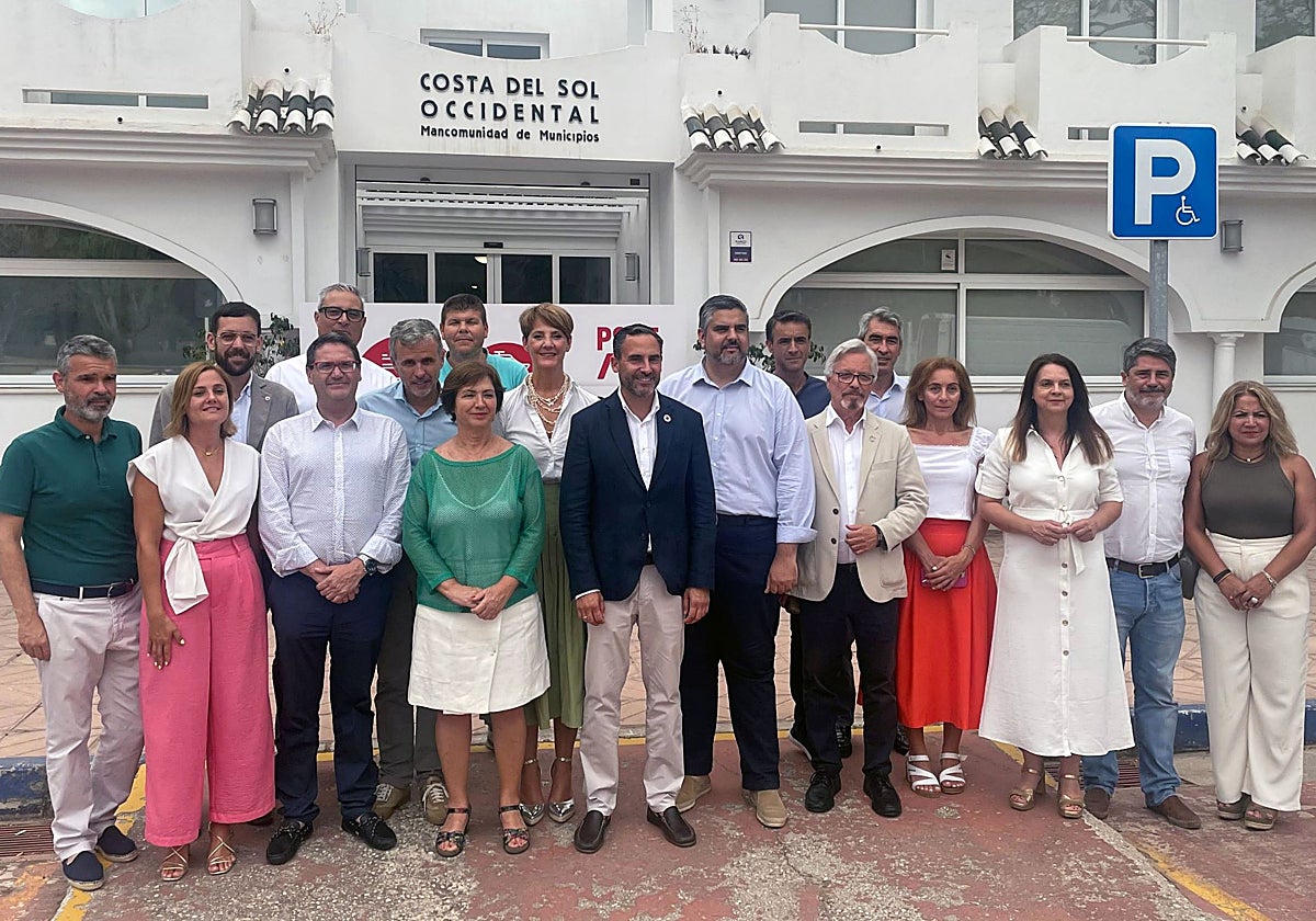 Dani Pérez, rodeado de concejales de su formación, hoy en Marbella.