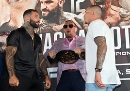 Franco Tenaglia cara a cara con Tony Soto, con Conor Mc Gregor sosteniendo el cinturón que se pondrá en juego el 12 de octubre.