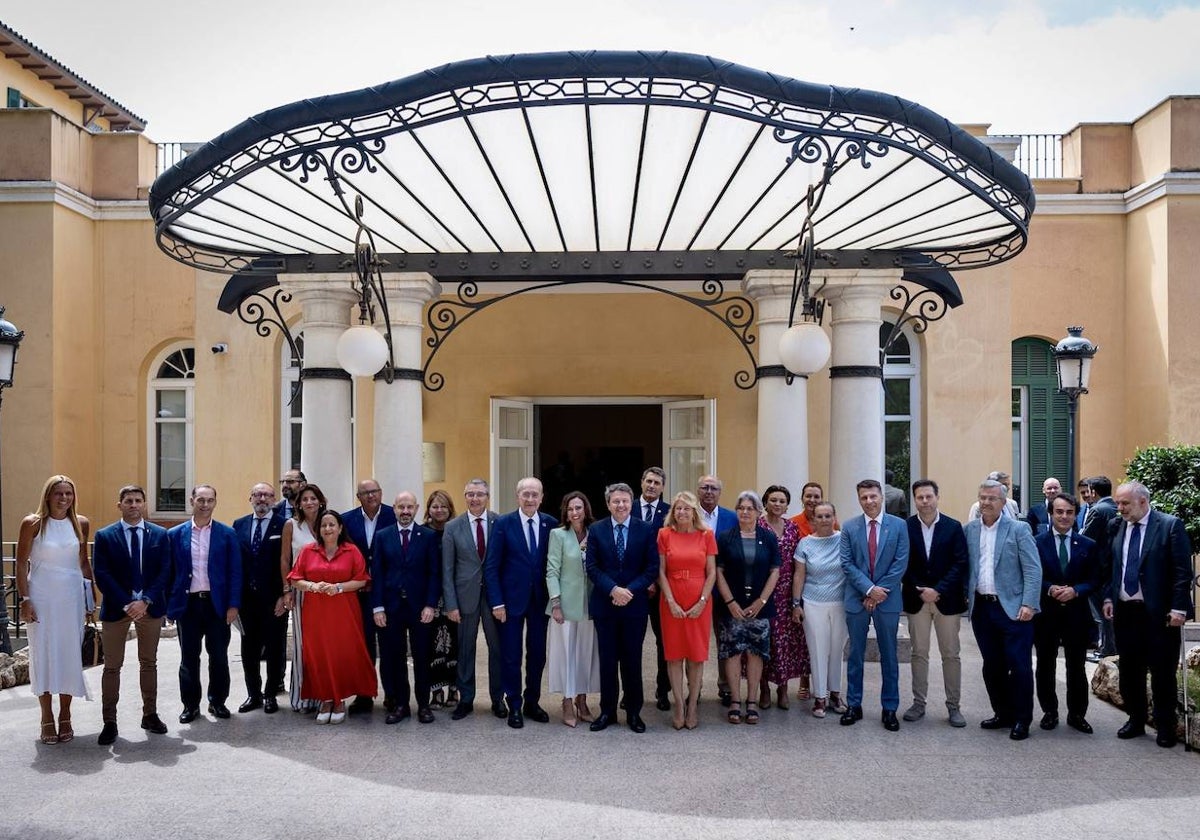 La alcaldesa de Marbella, en el centro, en la foto de familia tras la reunión de ayer.