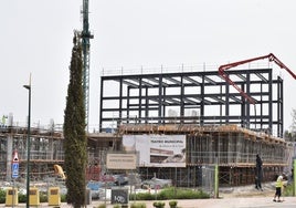 Imagen de las obras del futuro Teatro Municipal de Alhaurín de la Torre.