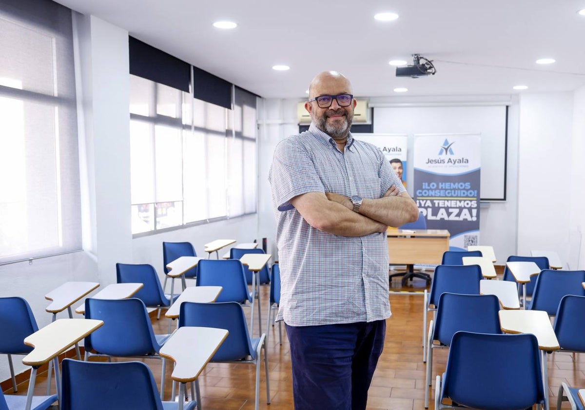 Jesús Ayala, en un aula de la academia de oposiciones de calle Cuarteles.