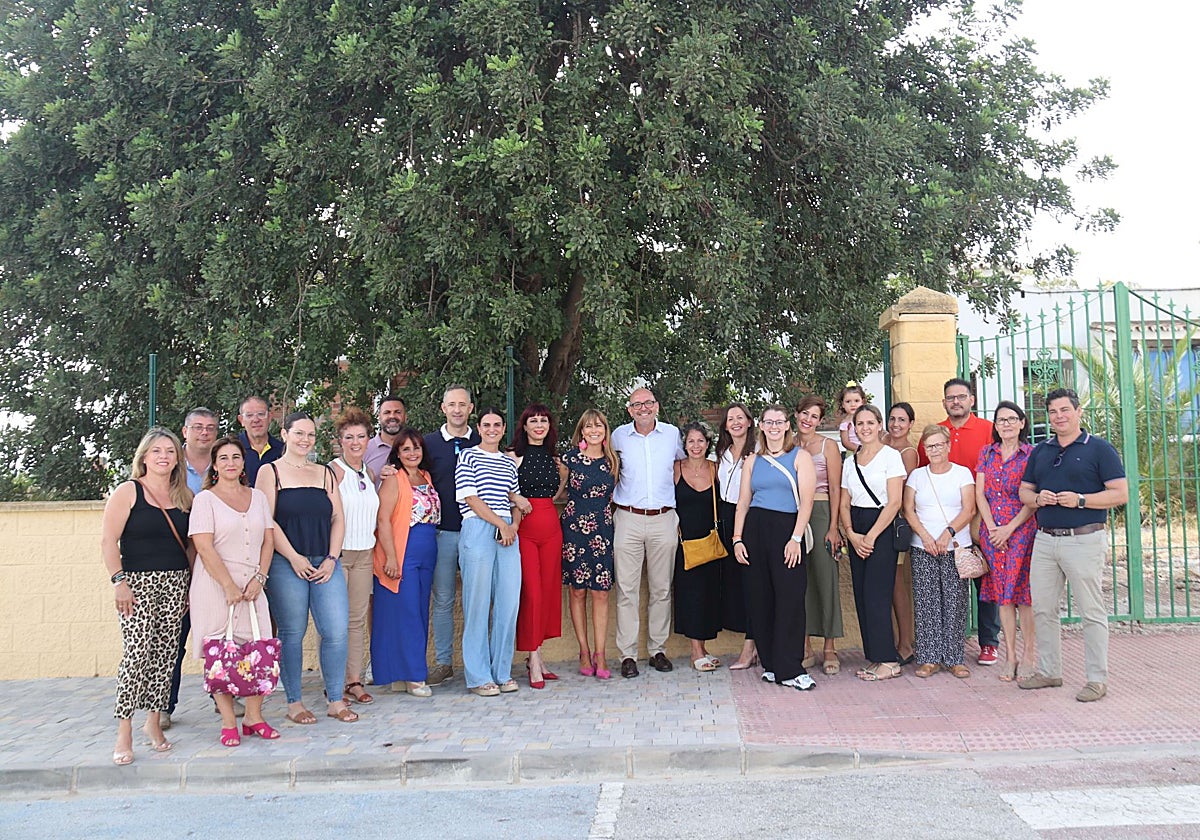 El alcalde de Cártama, Jorge Gallardo, junto a la delegada de Inclusión Social, Ruth Sarabia y representantes del Grupo ADL.