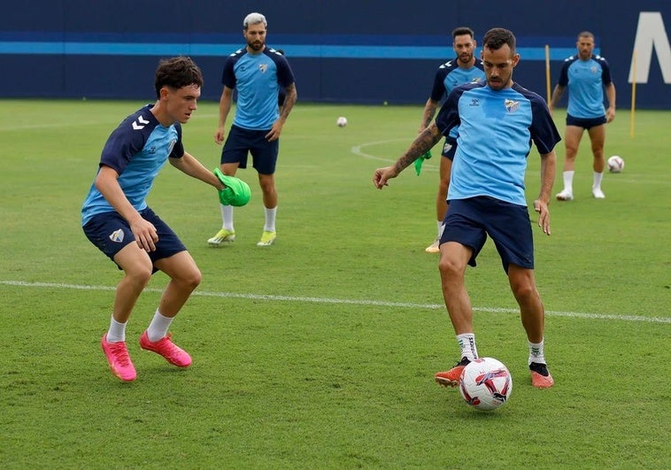 Imagen del entrenamiento del Málaga este jueves en el Anexo de La Rosaleda.