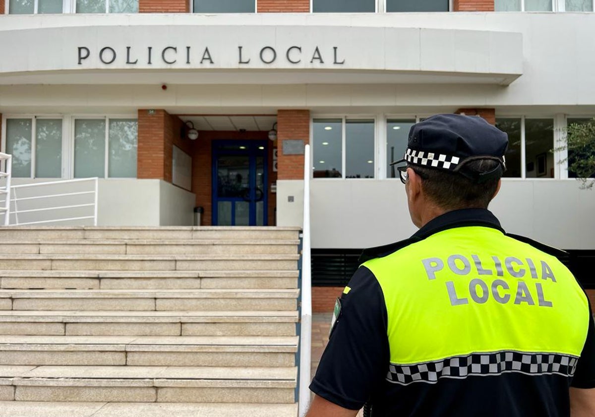 Un agente de Policía Local delante de la Jefatura de Fuengirola, en una imagen de archivo.