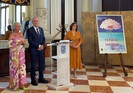 El alcalde de Málaga, Francisco de la Torre, junto a la concejala de Fiestas, Teresa Porras, y la autora Eloisa Peñas Cárdenas.