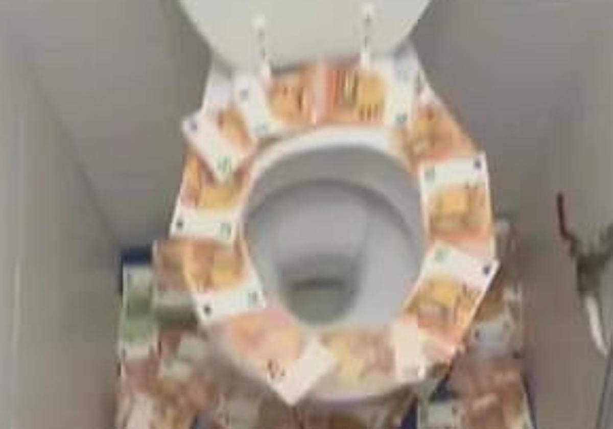La última excentricidad del narco: un baño 'alicatado' con billetes de 50 euros