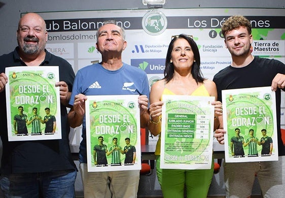 Directivos, técnicos y jugadores presentando la campaña