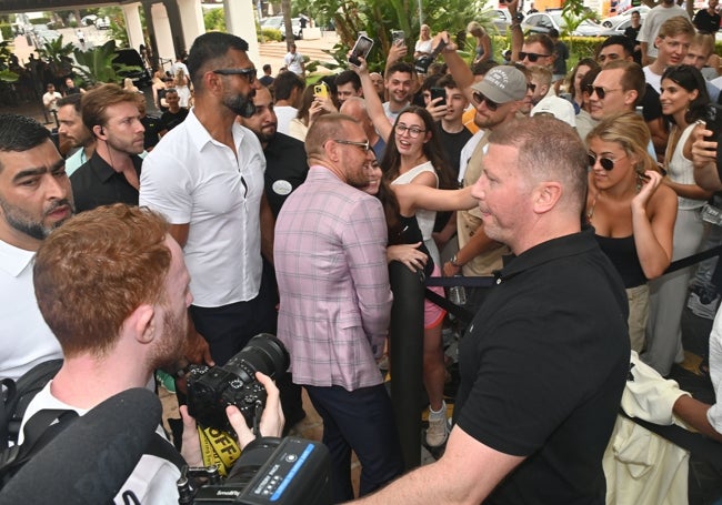 McGregor se hace un 'selfie' con una joven que le esperaba en la entrada del hotel Hard Rock.