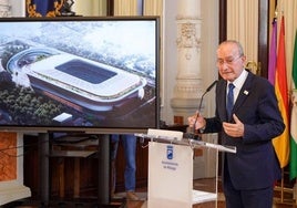 El alcalde de Málaga, Francisco de la Torre, durante la presentación meses atrás del proyecto de reforma del estadio de La Rosaleda para el Mundial 2030.