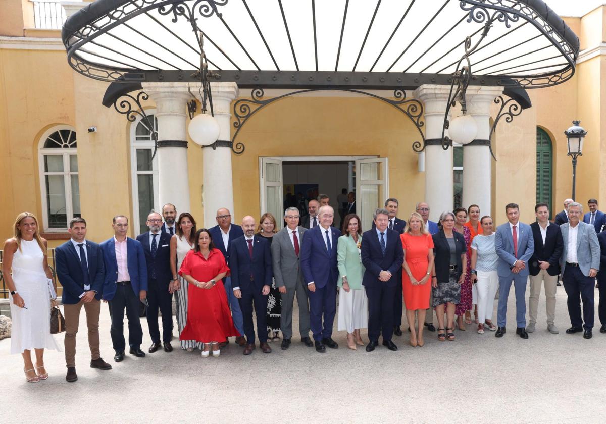 Foto de familia de los participantes en la reunión histórica del pasado martes en la Subdelegación del Gobierno.