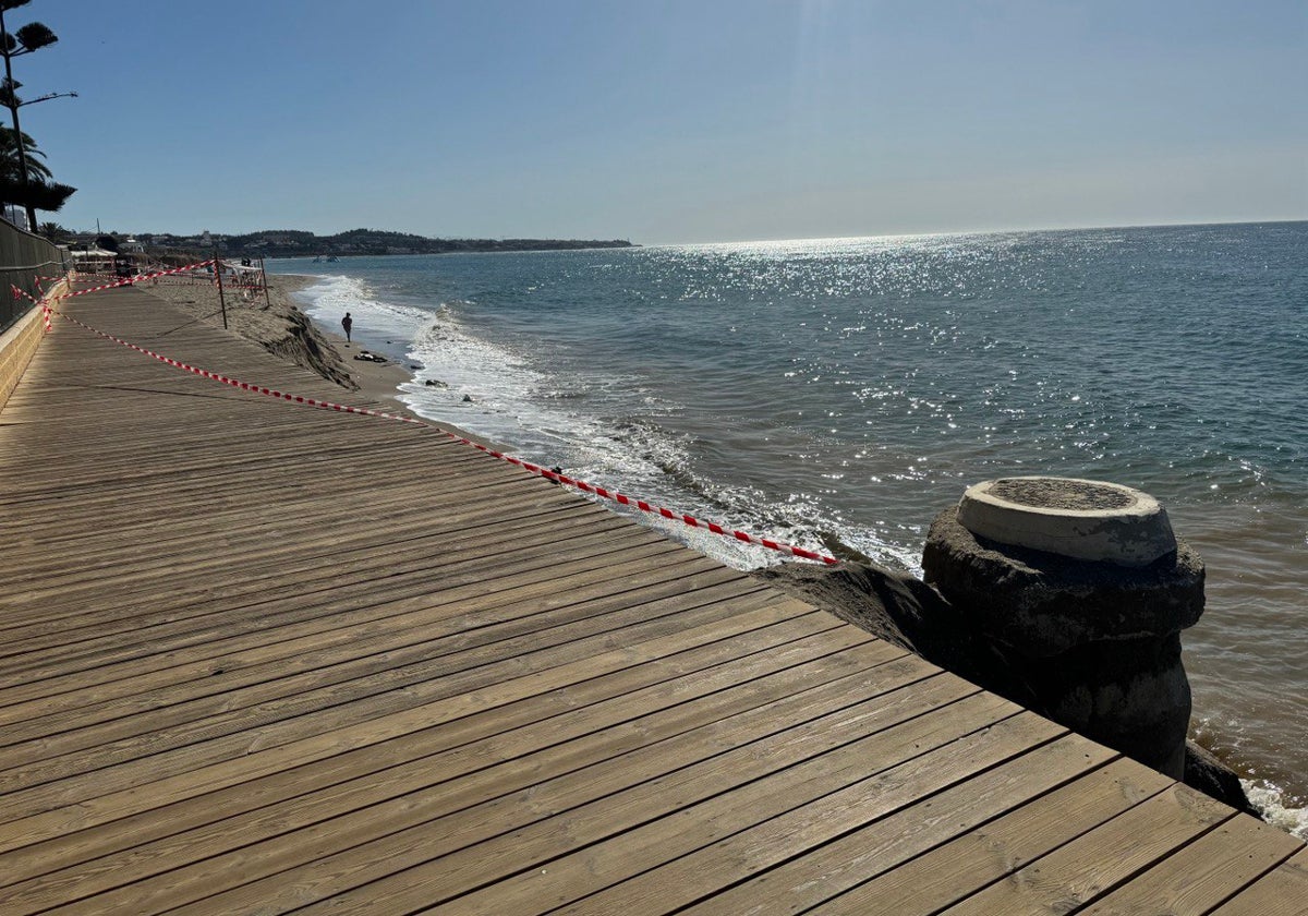 Tramo de la Senda Litoral cortado a la altura de la playa de El Bombo y con el saneamiento al descubierto.