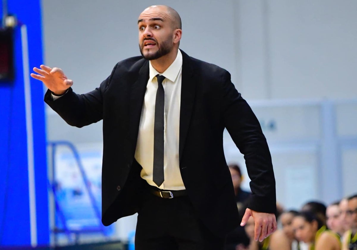 Carlos Alonso da instrucciones a sus jugadoras en un partido.