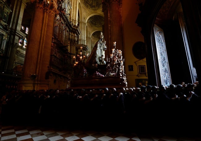 La Virgen del Carmen, por el interior de la Catedral, antes de salir al Patio de los Naranjos.