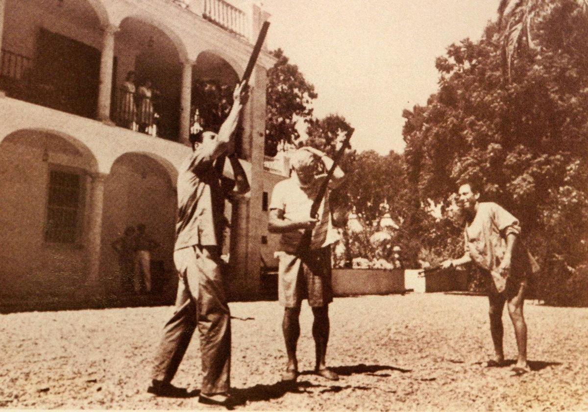 El escritor norteamericano, en el centro de la imagen, empezó a recalar en el palacete de Churriana en el año 1959.