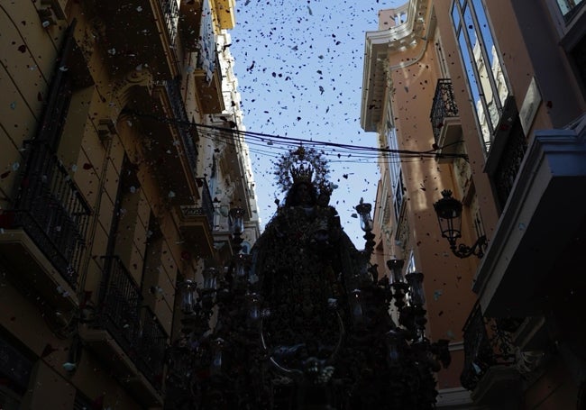 Momento de la petalada a la Virgen del Carmen en la calle Echegaray.