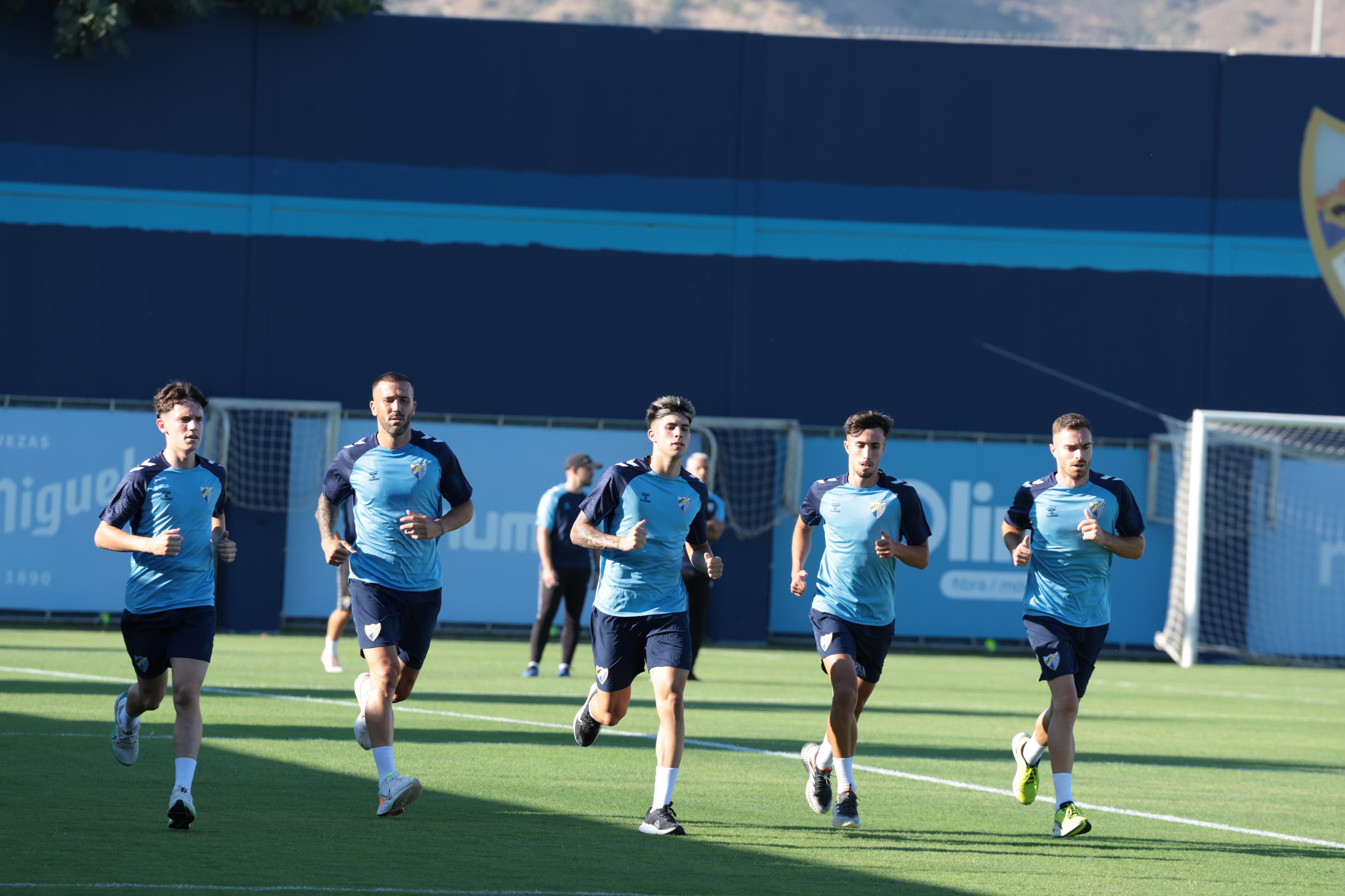 Jugadores del Málaga realizan carrera continua.