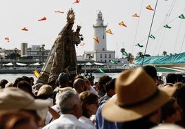 Momento del embarque de la Virgen del Carmen del Perchel.