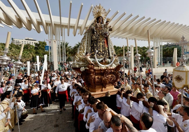 La Virgen del Carmen, ya en el muelle, antes de producirse la embarcación.