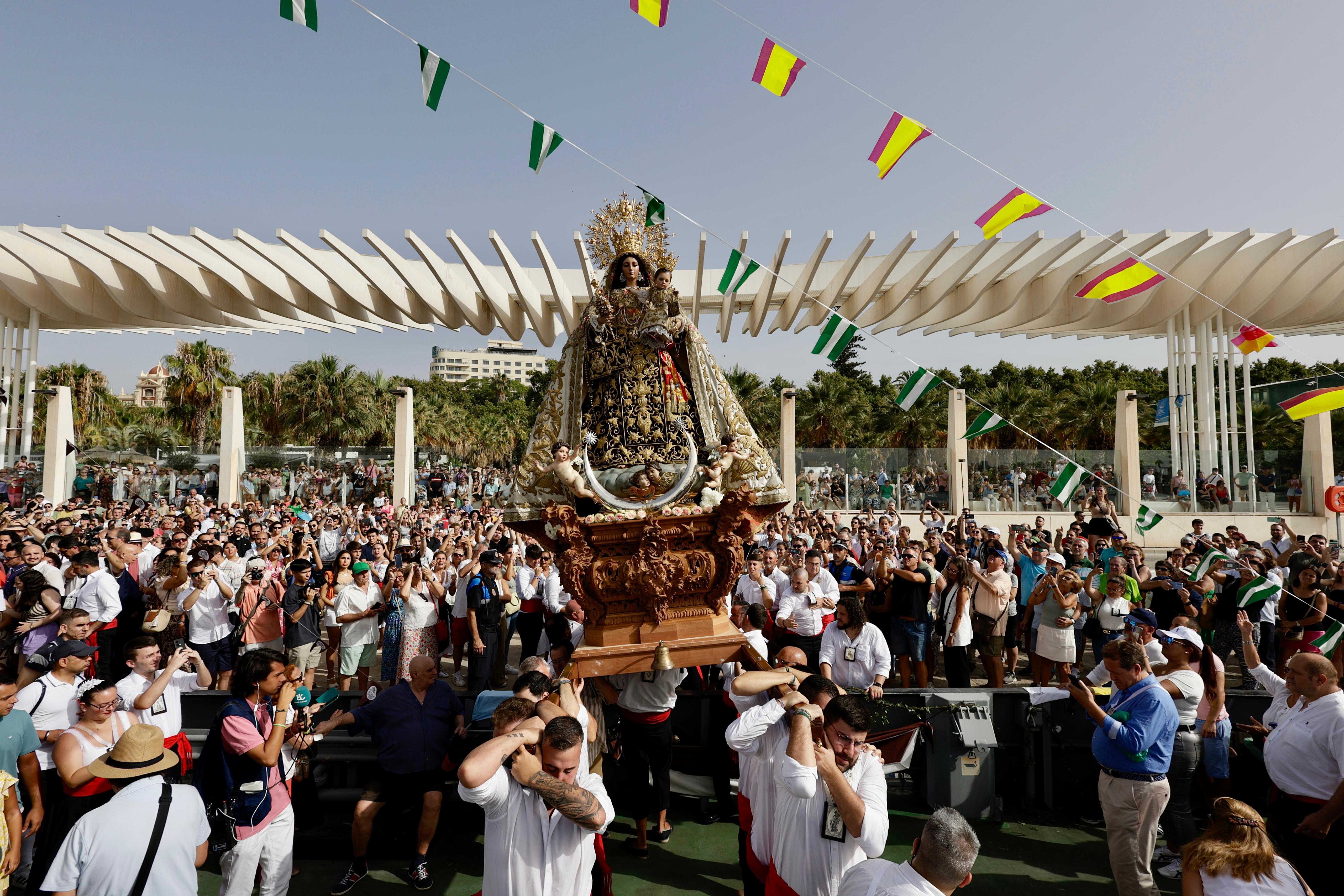 La Virgen del Carmen recorre las calles de Málaga