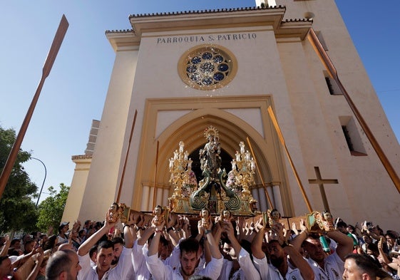 Petalada a la Virgen del Carmen de Huelin en su salida de la parroquia de San Patricio.