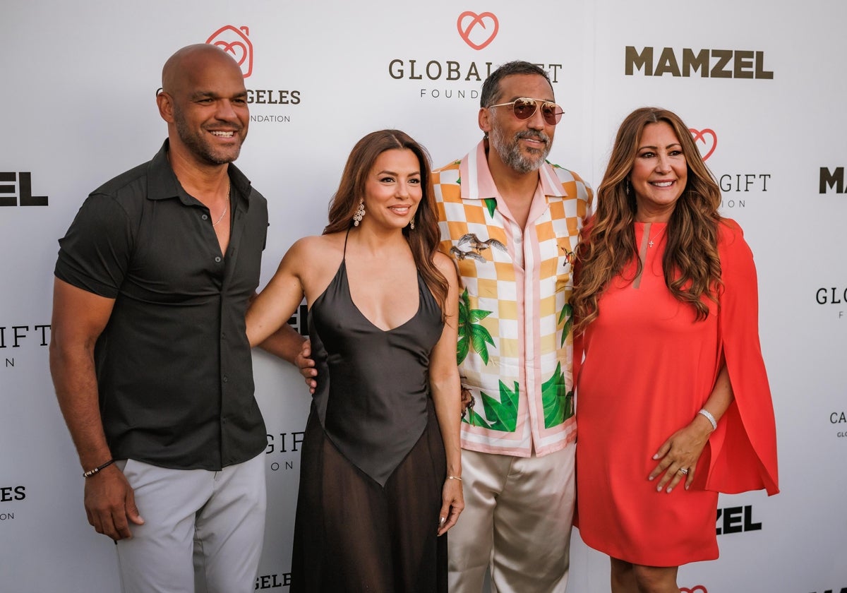 Eva Longoria y María Bravo, junto a Zazou, CEO del grupo Casanis, y al actor Amaury Nolasco anoche en la pre-gala de Global Gift.