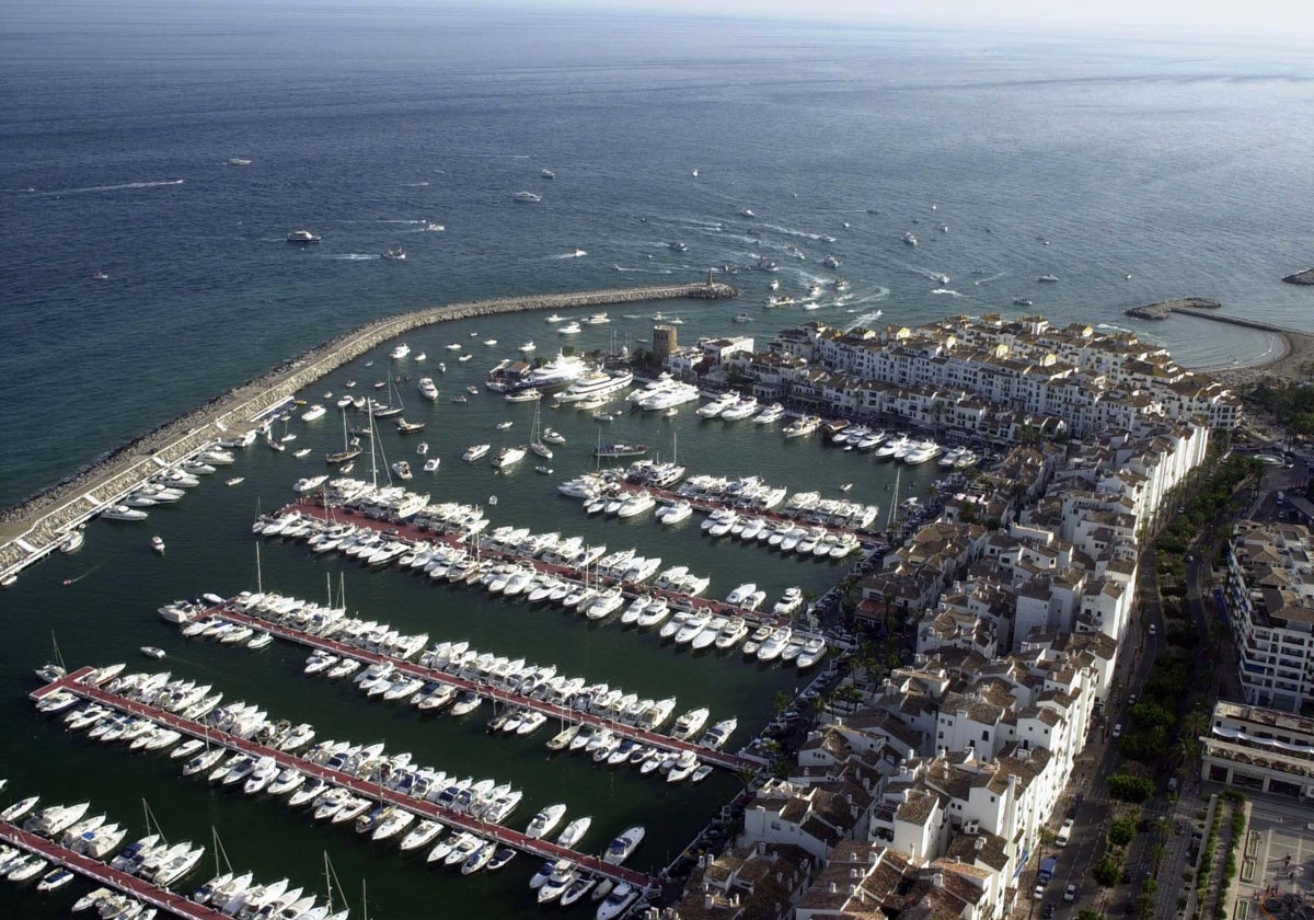 Vista aérea de los muelles y pantalanes de Puerto Banús.
