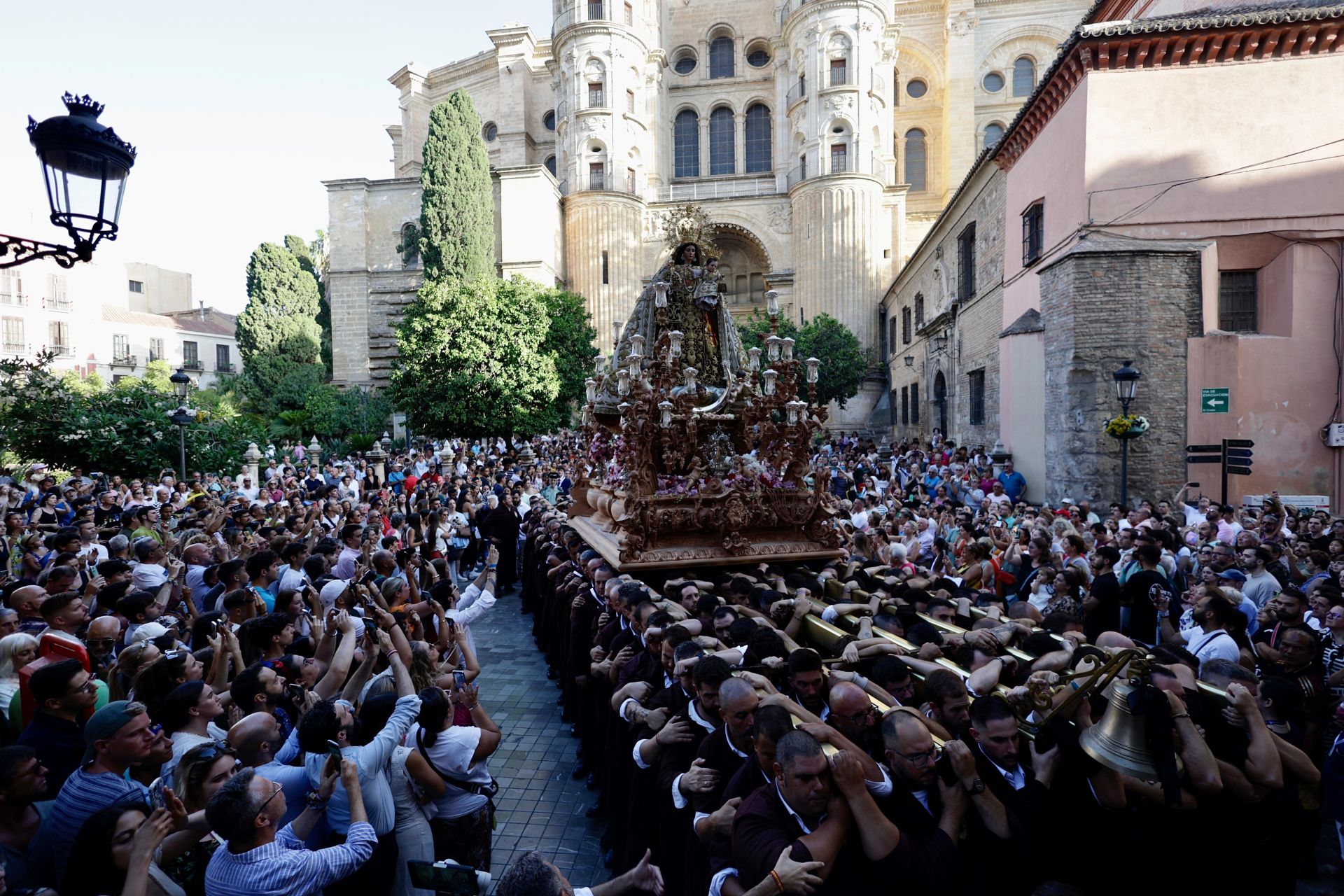 La Virgen del Carmen Coronada, en su procesión por el Centro de Málaga este sábado