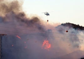 Los helicópteros se encuentran trabajando en las tareas de extinción.