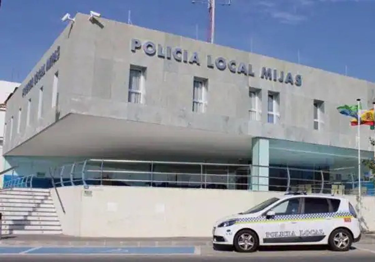 Reducen a un hombre tras liarla en un bar y arremeter contra los policías en Mijas