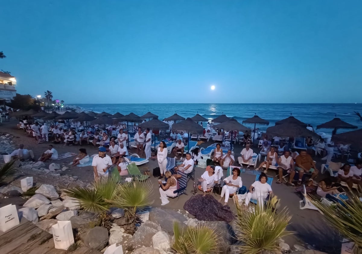 Participantes en la celebración en Benalmádena del Día Internacional del Amigo.