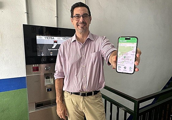 El concejal de Infraestructuras muestra la aplicación para el pago desde el móvil.