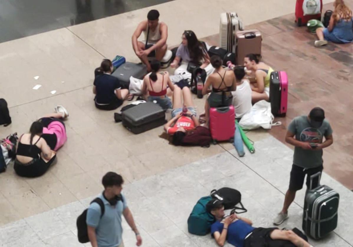 Viajeros tumbados en la estación.