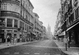 Calle Larios, en los años 70, abierta al tráfico y poco transitada a primera hora.