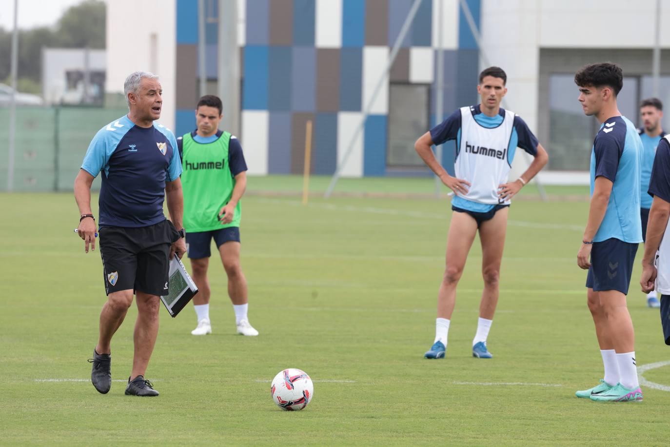 Simbólico entrenamiento del Málaga en La Academia