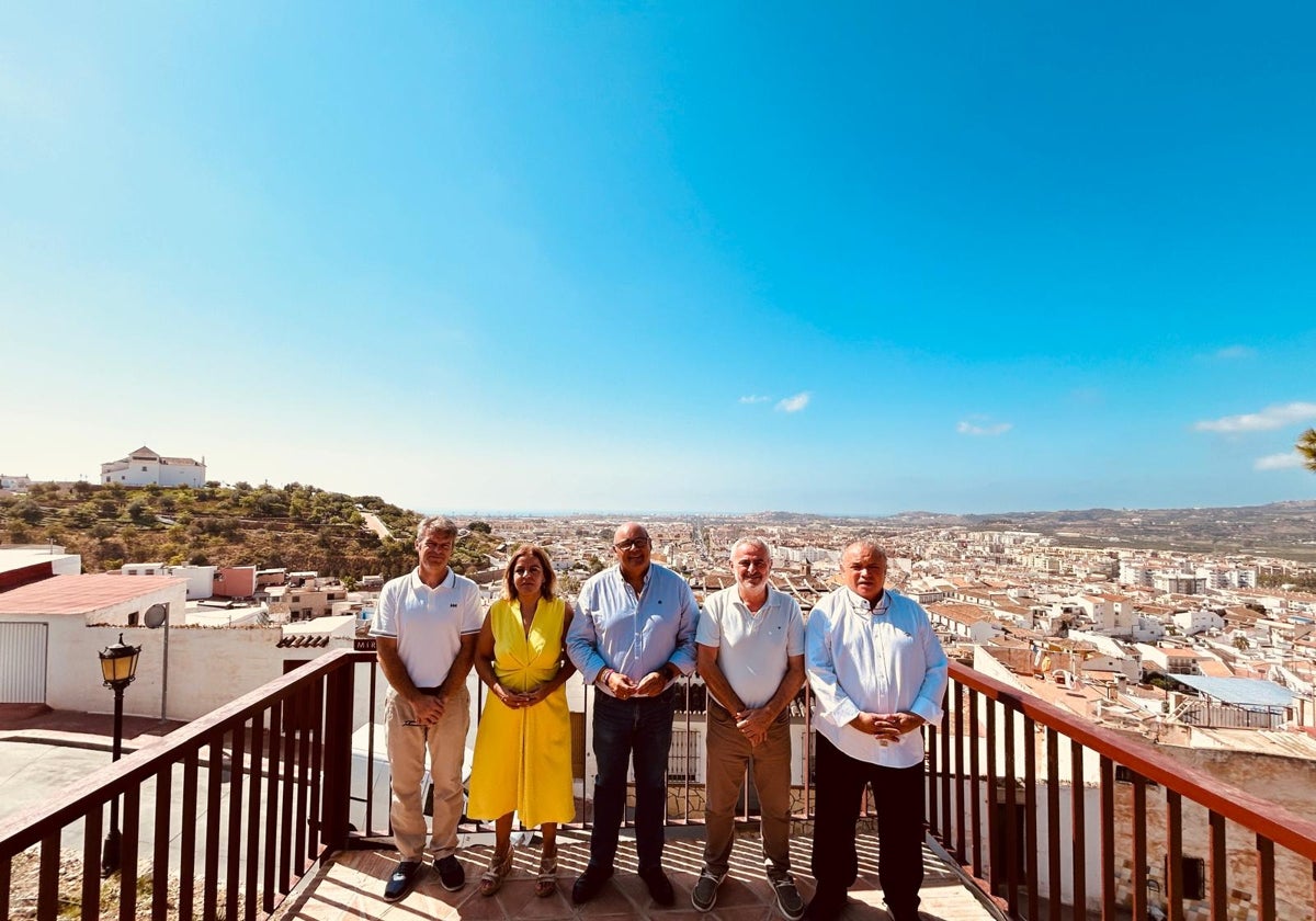 Autoridades locales, este lunes en la inauguración del nuevo paseo mirador de Vélez-Málaga.