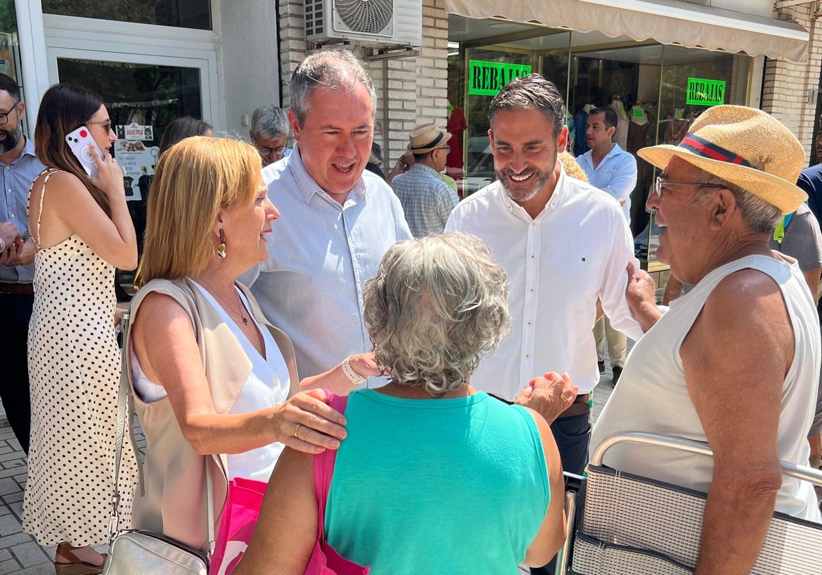 Espadas y Pérez, este lunes, en Málaga, charlando con unos vecinos en Huelin.