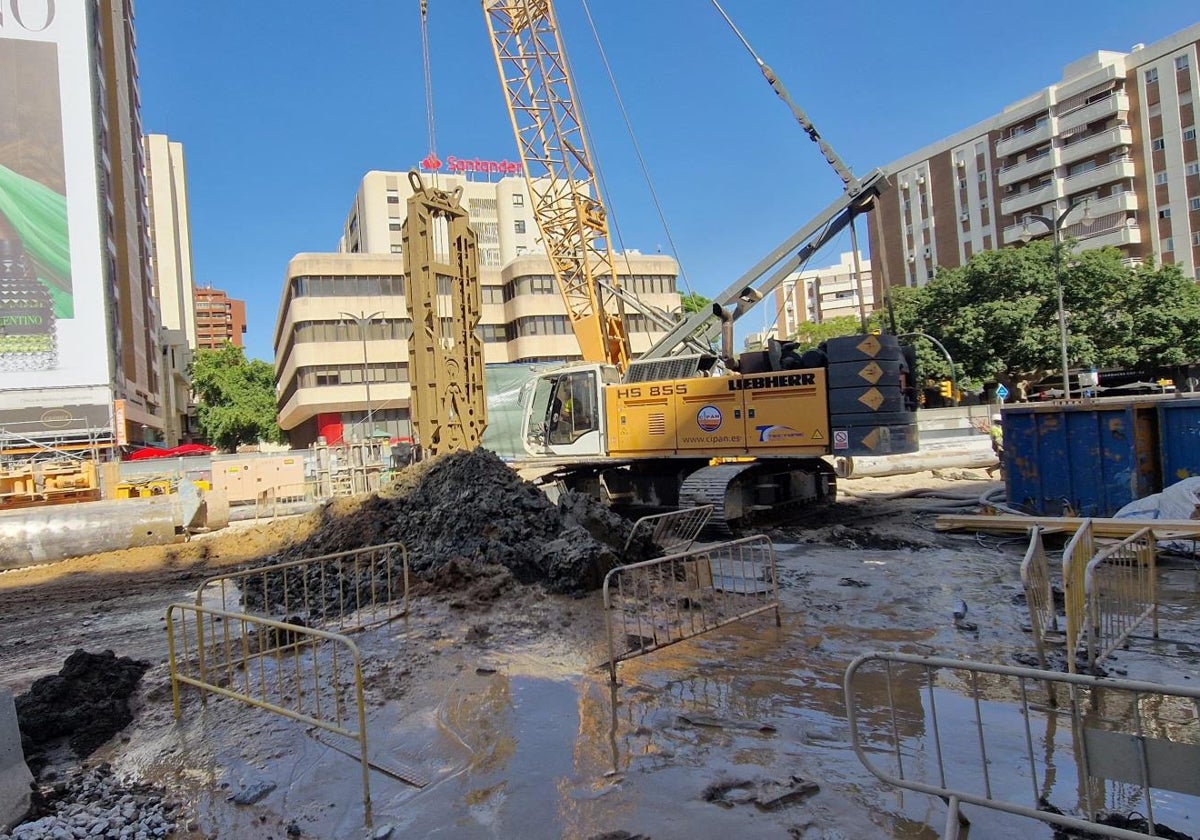 Obras del túnel del metro frente a El Corte Inglés.