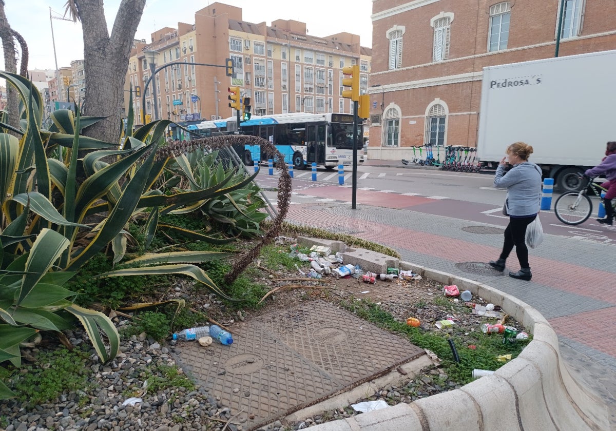 Basura acumulada en la entrada de la estación.