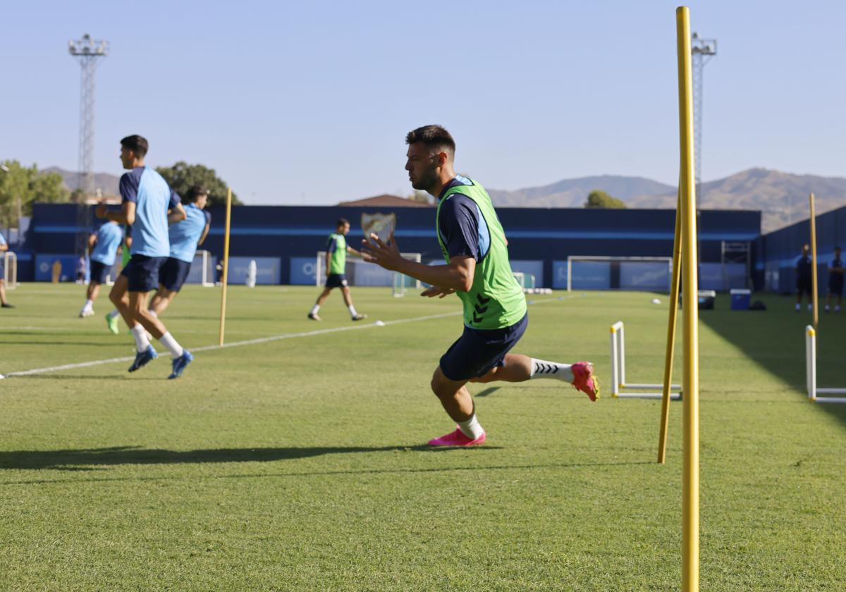 El nuevo delantero del Málaga Roko Baturina realiza un ejercicio en el entrenamiento de este martes en el Anexo de La Rosaleda.