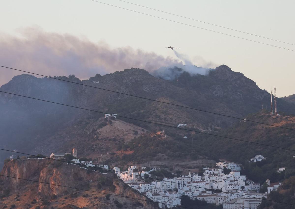 Imagen secundaria 1 - Tras un día de trabajo intenso, el Infoca da por controlado el incendio de Casares