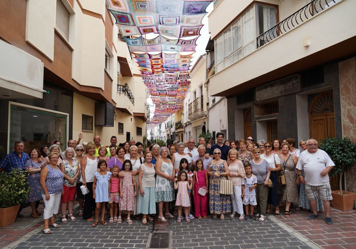 Vecinos de Coín durante la inauguración del nuevo toldo.