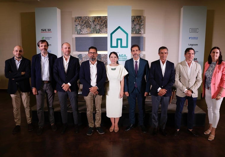 Foto al final del foro, de izquierda a derecha, Jesús Hinojosa, Antonio González, Ángel Fernández, Francisco Pomares, Violeta Aragón, Miguel Gil, Javier Braza, Juan Jesús Bernal y Yolanda Quesada.