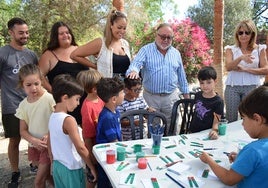 El alcalde, con concejalas y responsables de la actividad, visita a los niños y niñas del campamento.