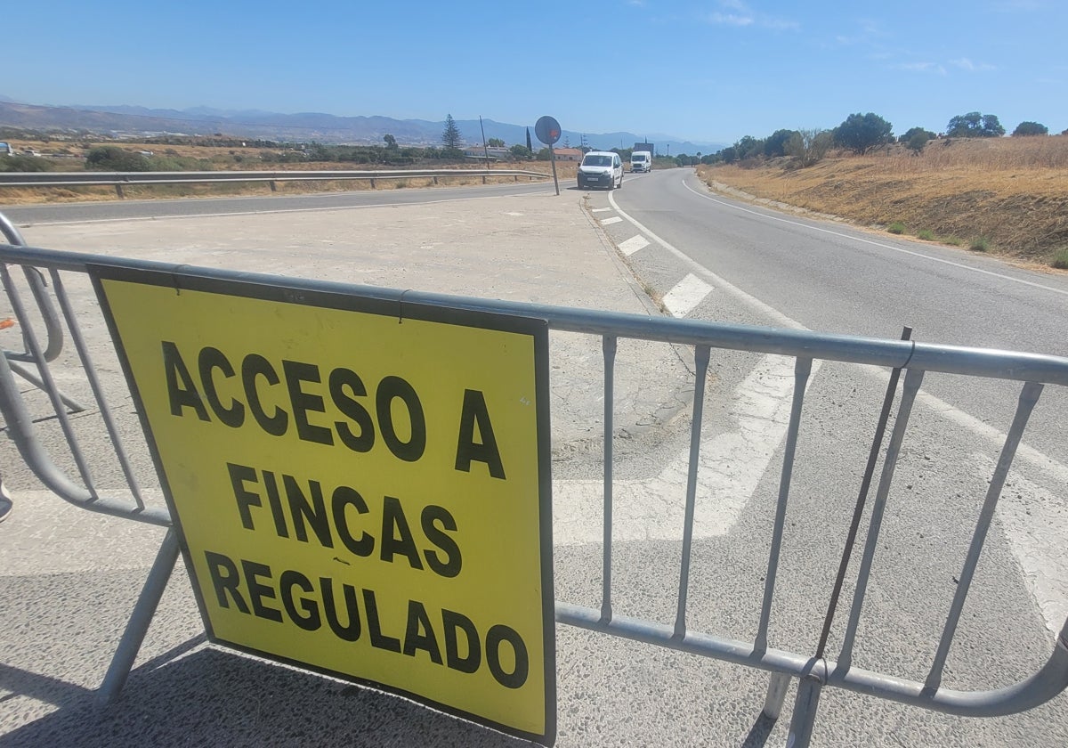 Cartel que indica restricciones en el acceso a las fincas, debido al comienzo de las obras.