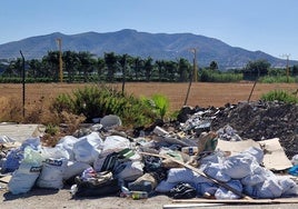 Escombros de obra y restos de basura en el entorno de Plaza Mayor.