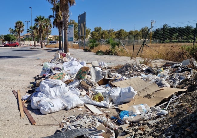 Otra perspectiva a la basura depositada cerca de la entrada del 'outlet' de Plaza Mayor.