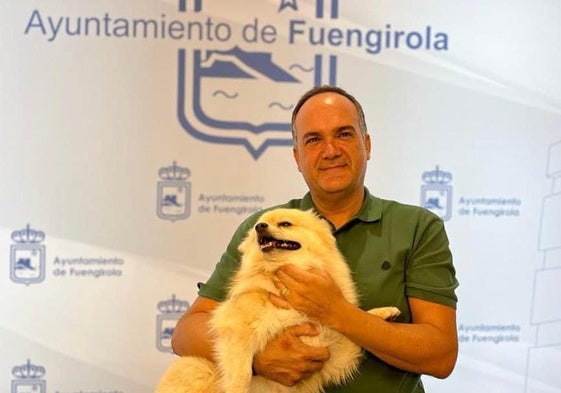 El concejal de Sanidad, Francisco Javier García Lara, posa con una mascota.