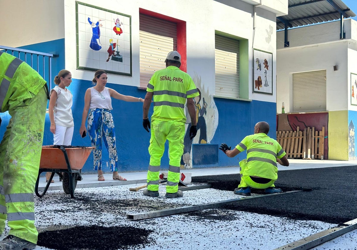 Visita de las dos concejales a las obras que se ejecutan en el centro educativo.