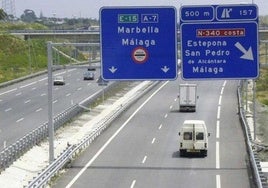 Señal de desvío para optar por la autovía o por la autopista en Estepona.