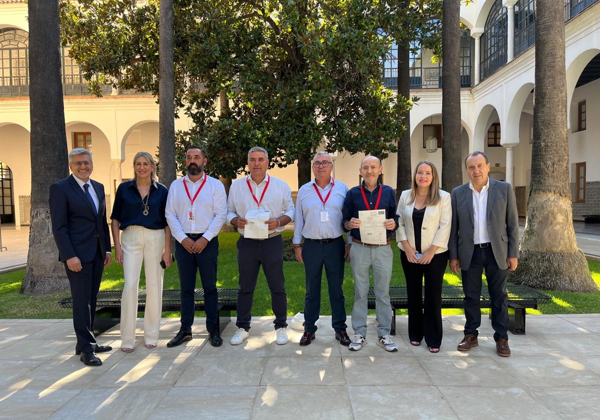 Los alcaldes de El Borge, Almáchar, Benamargosa y La Viñuela, con parlamentariosa andaluces del PSOE.